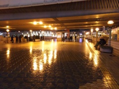 2016/11/21_夜、雨上がりの上野駅前歩行者デッキ