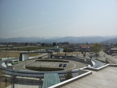 2018/04/20_黒部宇奈月温泉駅から駅前ロータリーと立山連峰を望む