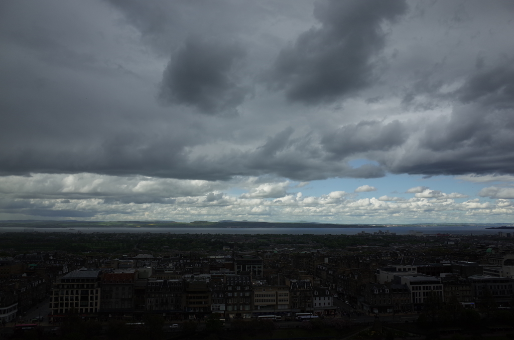 2016/05/21_エディンバラ城から新市街とフォース湾を望む