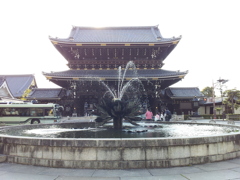 2019/04/12_東本願寺前の噴水と御影堂門