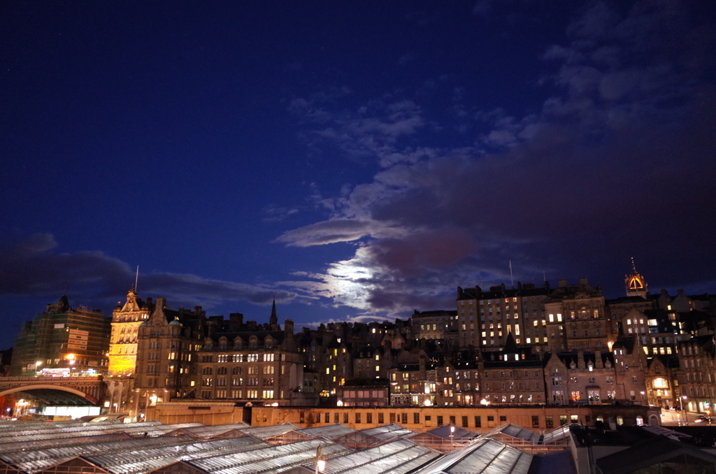 2016/05/21_ウェイバリー駅から夜の旧市街を望む