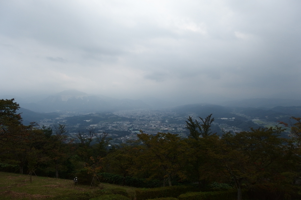 2015/09/05_美の山公園から曇天の武甲山と秩父市街を望む
