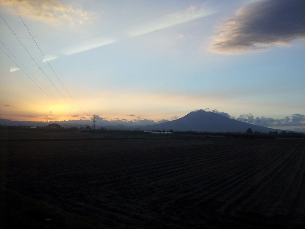 2016/11/13_リゾートしらかみから夕暮れの岩木山を望む