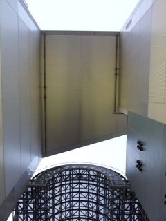 2019/04/12_京都駅 南遊歩道から室町小路広場への階段上部