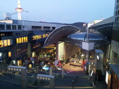 2019/04/12_京都駅 大空広場から大階段を望む