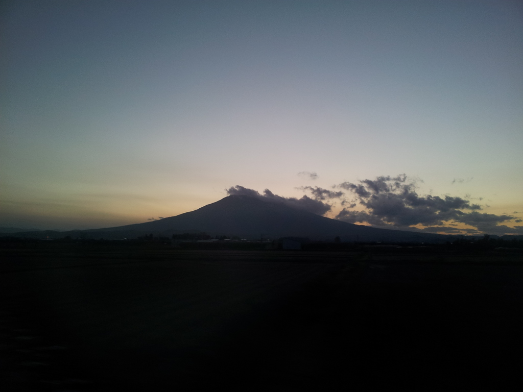 2016/11/13_リゾートしらかみから夕暮れの岩木山を望む