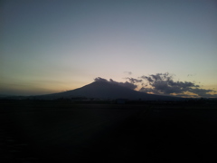 2016/11/13_リゾートしらかみから夕暮れの岩木山を望む