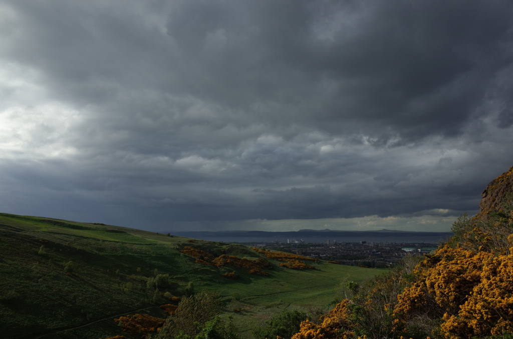 2016/05/20_アーサーズ・シートからソールズベリー・クラッグスと湾を望む