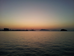 2017/10/26_道の駅恋人の聖地うたづ臨海公園から瀬戸内海の夕暮れを望む