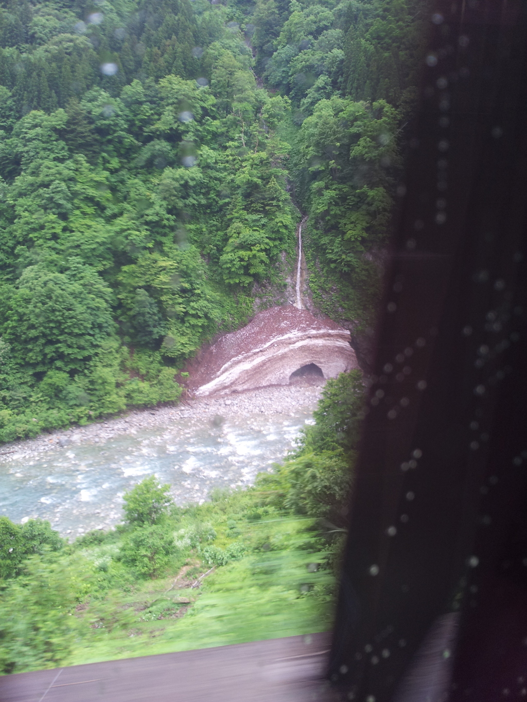 2018/05/31_宇奈月〜欅平間の車窓風景 黒部川の残雪（没カット）