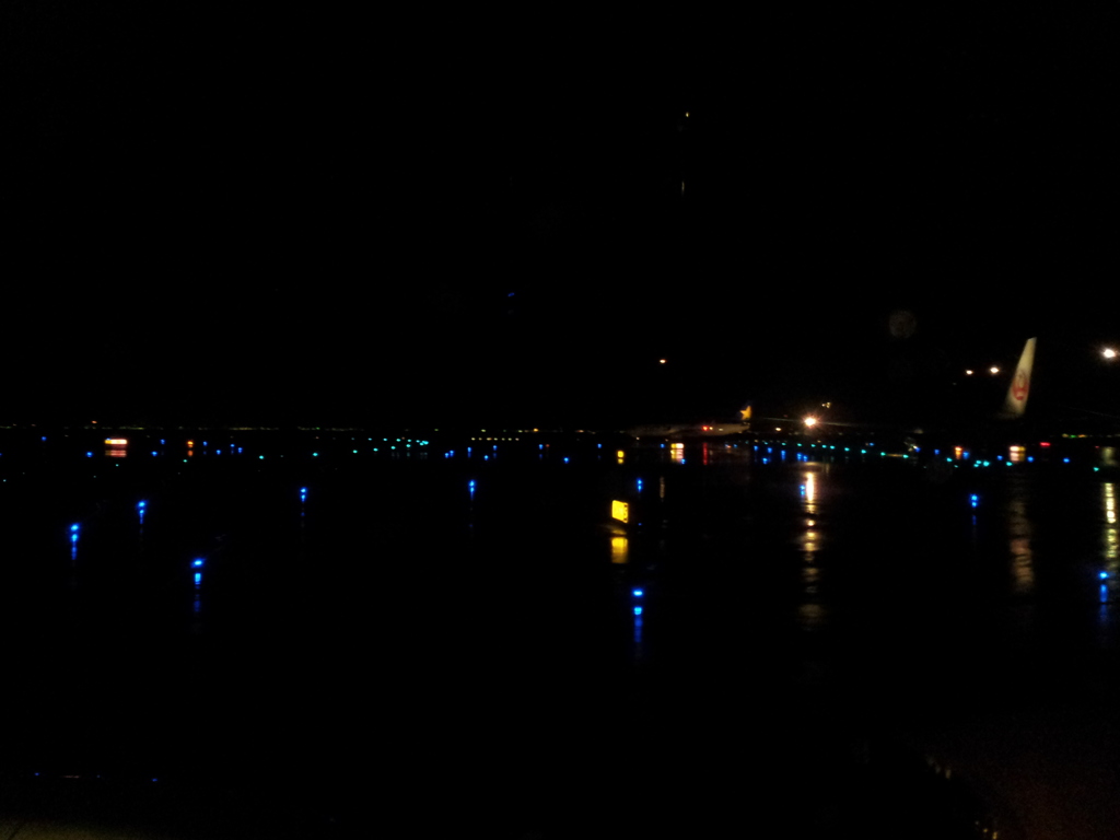 2017/10/25_機窓風景 夜の羽田空港