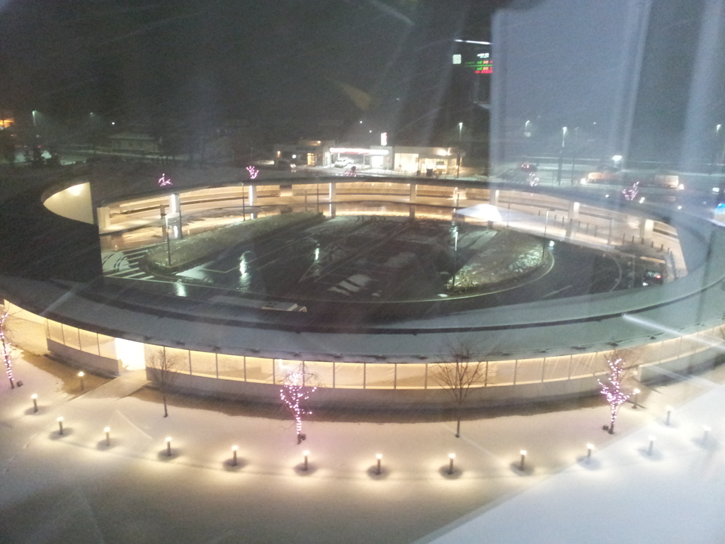 2017/12/12_黒部宇奈月温泉駅から雪の夜の駅前ロータリーを望む