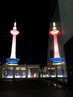 2019/04/12_京都駅 烏丸小路広場から夜の京都タワーを望む