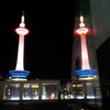 2019/04/12_京都駅 烏丸小路広場から夜の京都タワーを望む