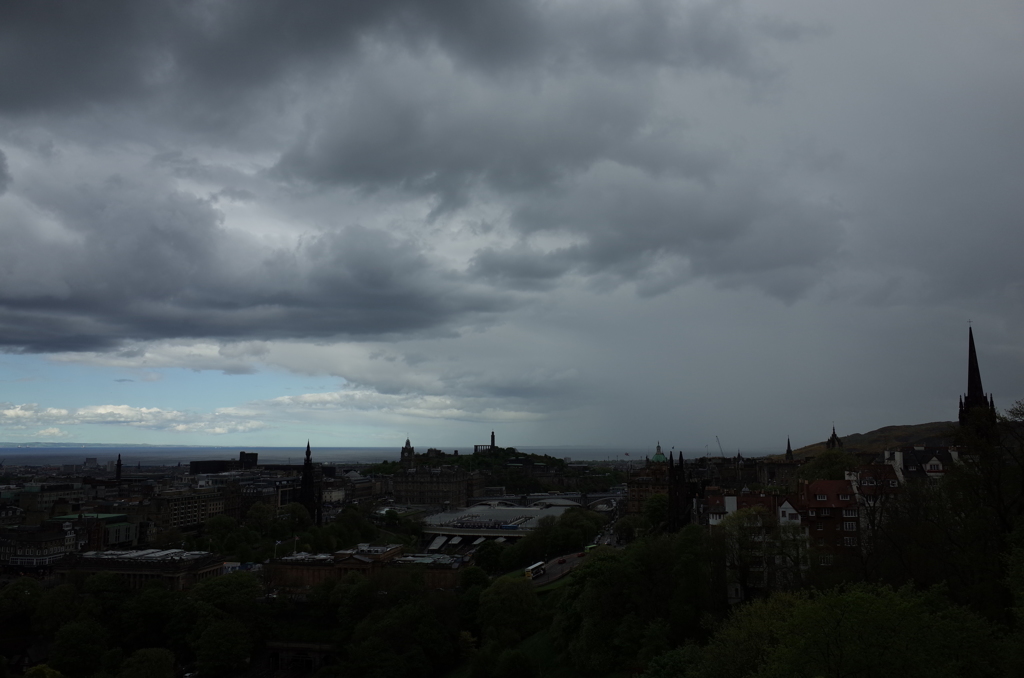 2016/05/21_エディンバラ城から新市街とフォース湾を望む