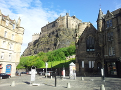 2016/05/22_グラスマーケットからエディンバラ城を望む