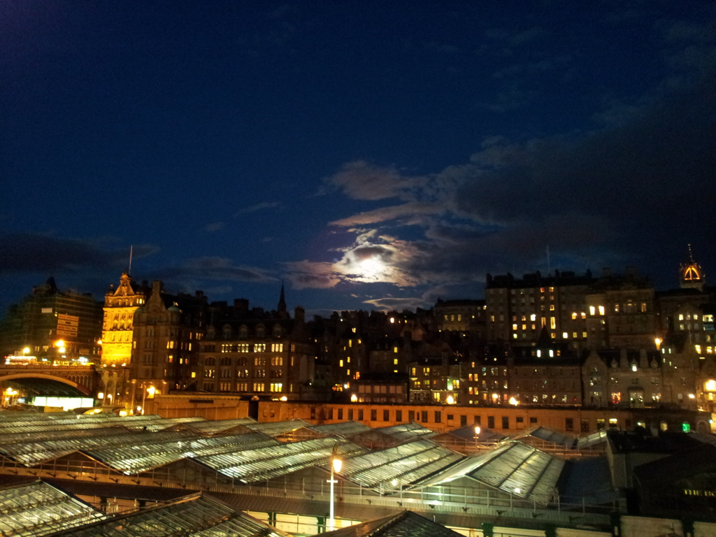 2016/05/21_ウェイバリー駅から夜の旧市街を望む