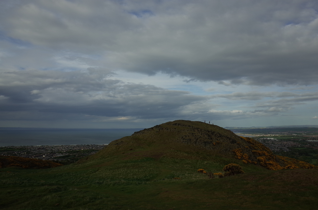 2016/05/20_アーサーズ・シートからクロウ・ヒルを望む