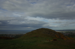 2016/05/20_アーサーズ・シートからクロウ・ヒルを望む