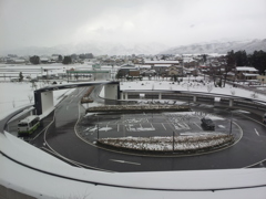 2017/12/12_黒部宇奈月温泉駅から雪の駅前ロータリーと立山連峰を望む