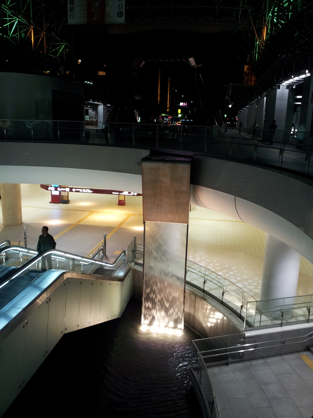 2016/05/11_夜の金沢駅 広場の水景