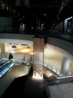 2016/05/11_夜の金沢駅 広場の水景