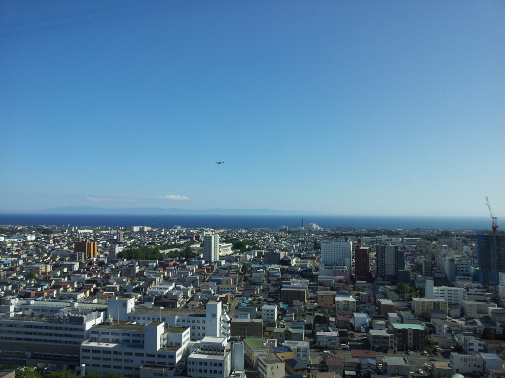 2016/08/12_函館空港に向かう飛行機を五稜郭タワーから望む