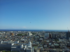 2016/08/12_函館空港に向かう飛行機を五稜郭タワーから望む