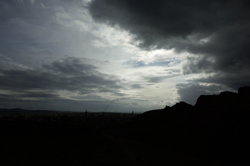 2016/05/20_アーサーズ・シートから旧市街とソールズベリー・クラッグス