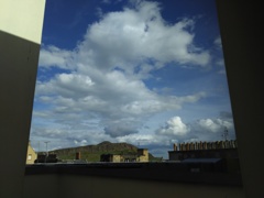 2016/05/20_ホテルの窓からソールズベリー・クラッグスを望む