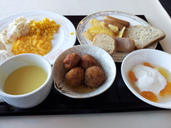 2017/12/13_宿の朝食バイキングで明石焼き（明石風たこ焼き?）