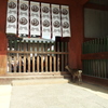 2016/10/18_東大寺 中門から中を覗き込む鹿