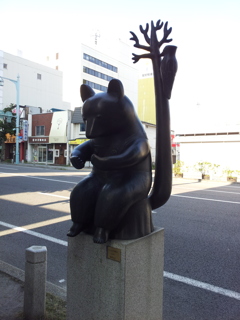 2016/08/13_函館の街角アート「ぢっと手を見る」