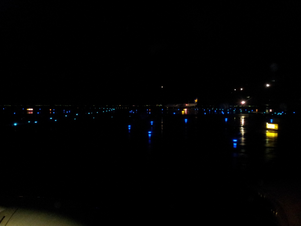 2017/10/25_機窓風景 夜の羽田空港