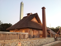2017/10/26_道の駅恋人の聖地うたづ臨海公園 復元塩田釜屋とゴールドタワ