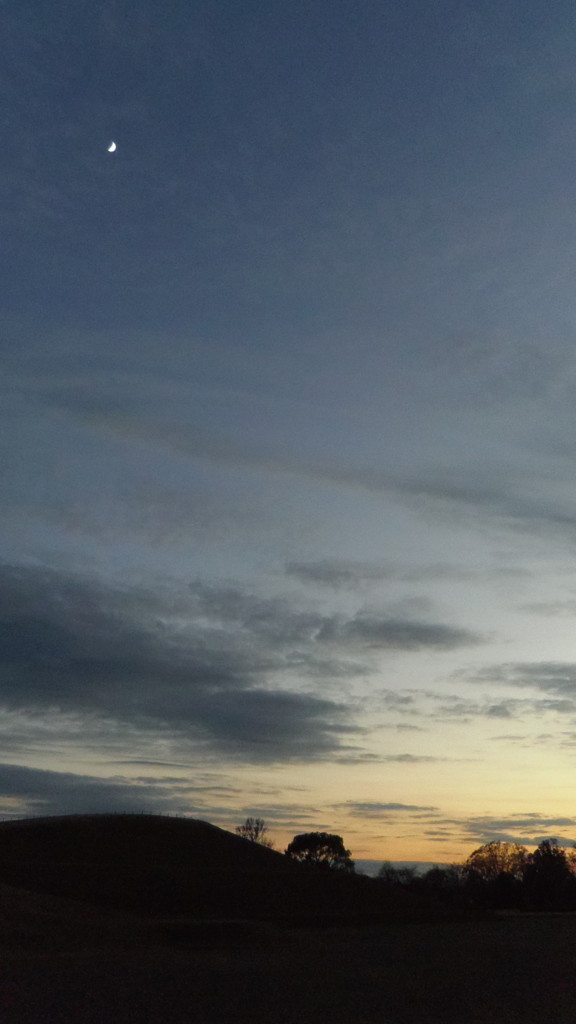 2013/12/08_夕暮れの稲荷山古墳と月