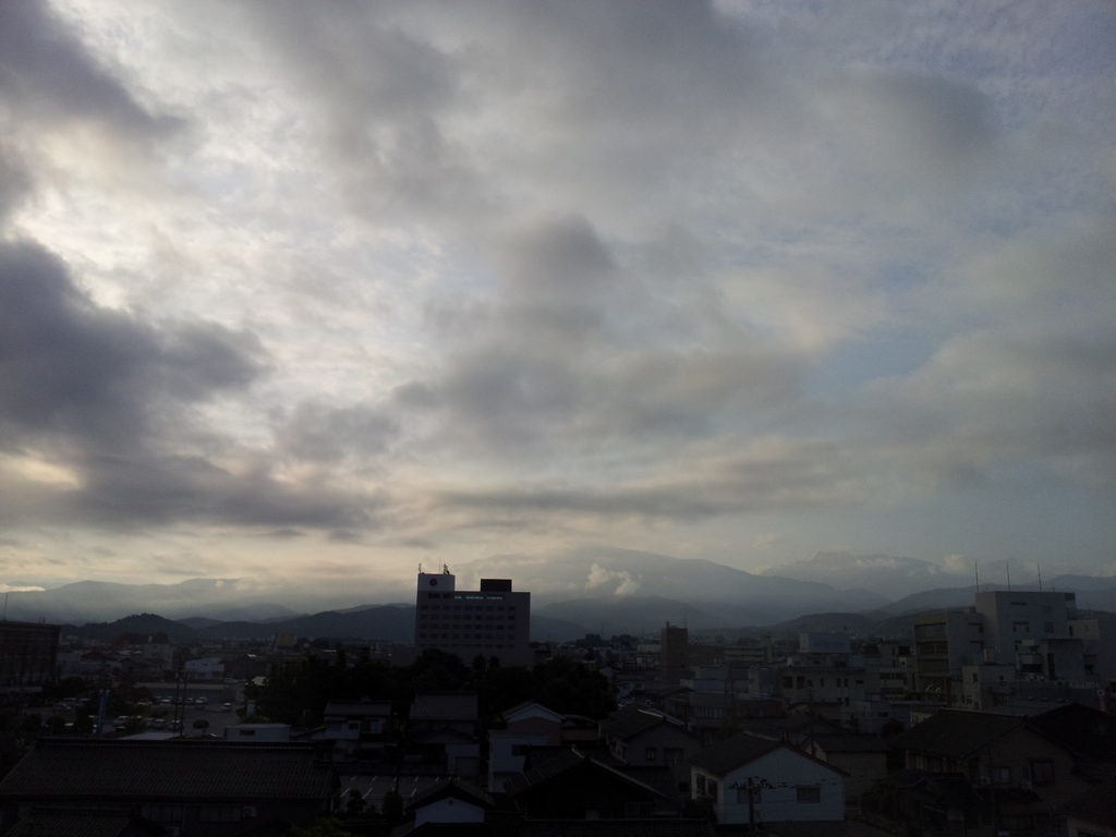 2017/06/14_宿から朝の立山連峰を望む