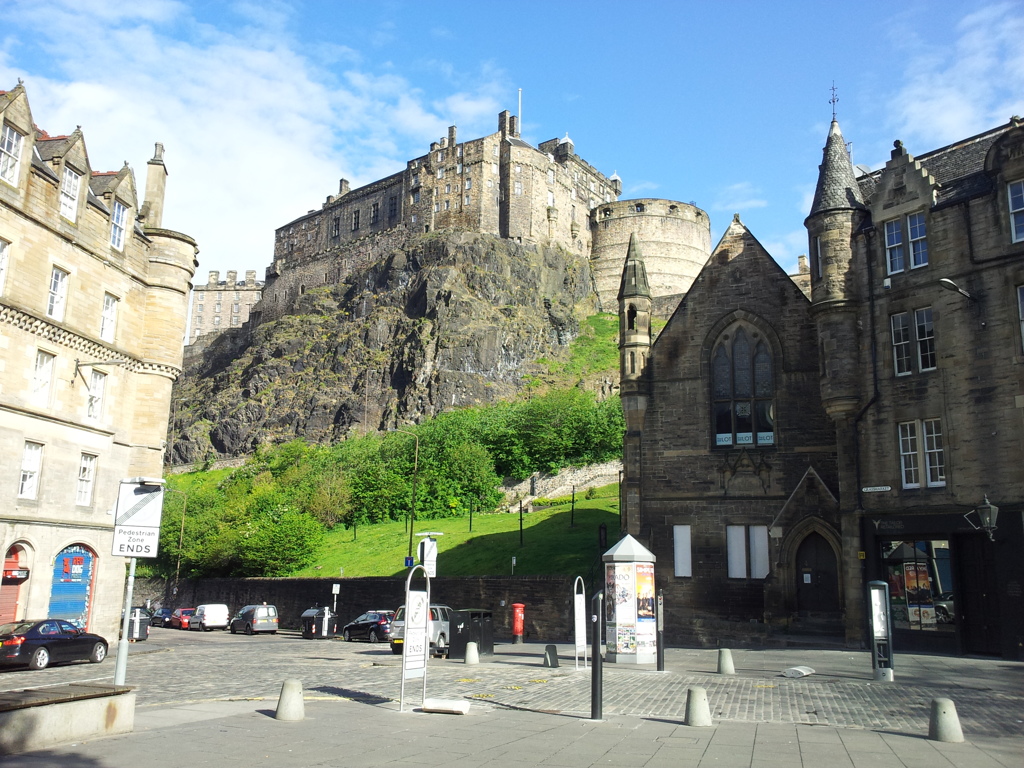 2016/05/22_グラスマーケットからエディンバラ城を望む
