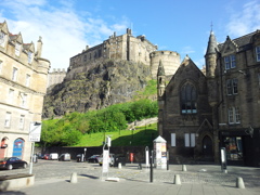 2016/05/22_グラスマーケットからエディンバラ城を望む