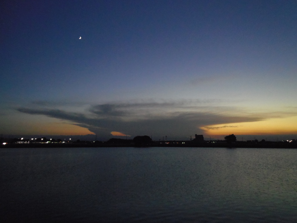 2016/08/07_溜め池の夕暮れと月