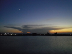 2016/08/07_溜め池の夕暮れと月