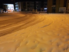 2018/01/22_雪の夜の北上尾駅前ロータリー
