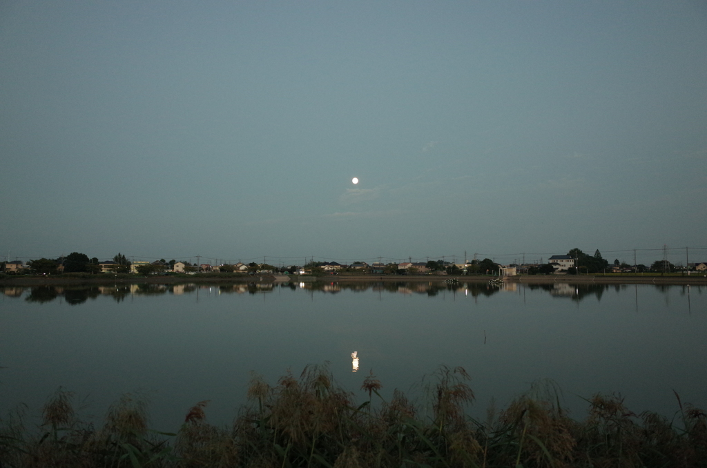 2015/09/27_伊佐沼の夕月