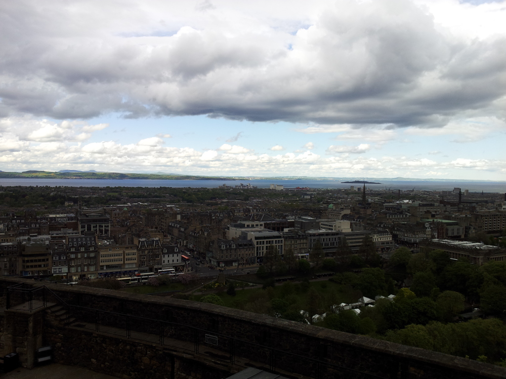2016/05/21_エディンバラ城から新市街とフォース湾を望む
