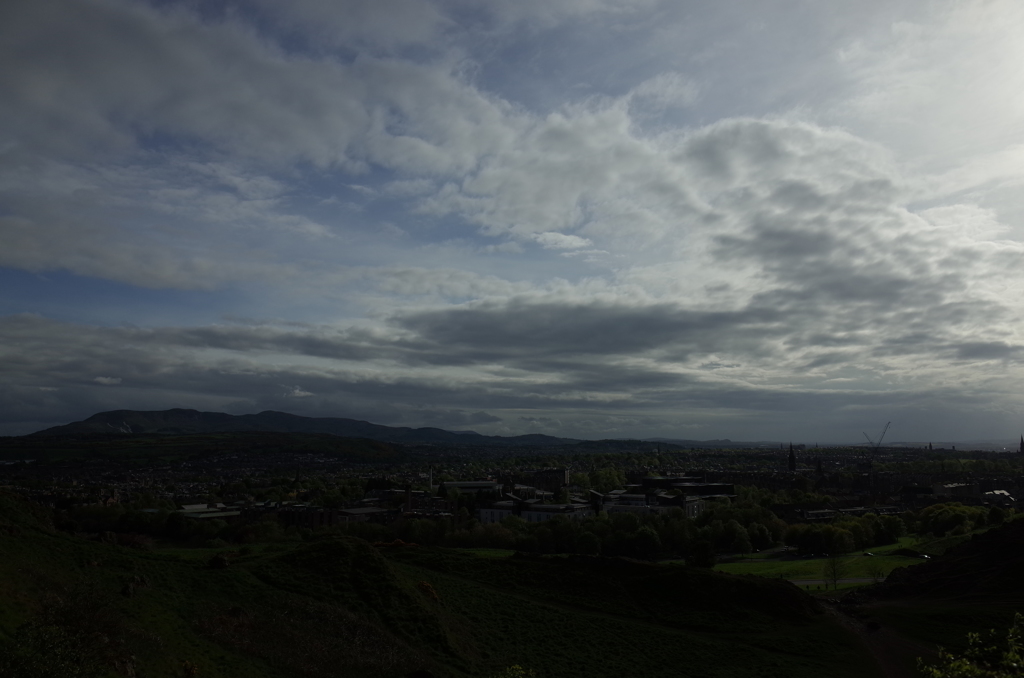 2016/05/20_アーサーズ・シートからエディンバラ旧市街を望む