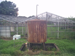 2016/07/23_畑の中の錆びたタンク