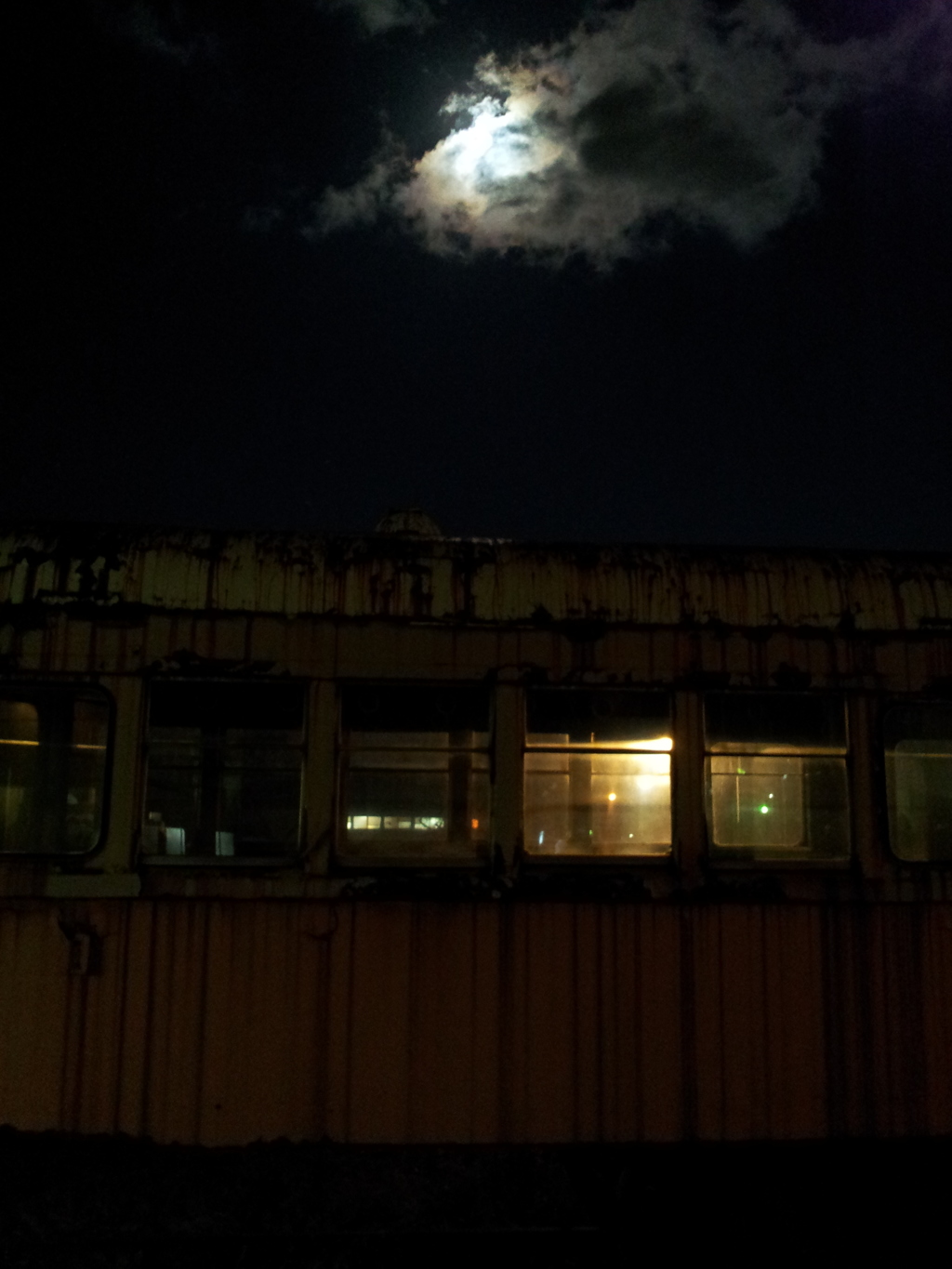 2016/11/13_夜の津軽五所川原駅 廃（?）車両