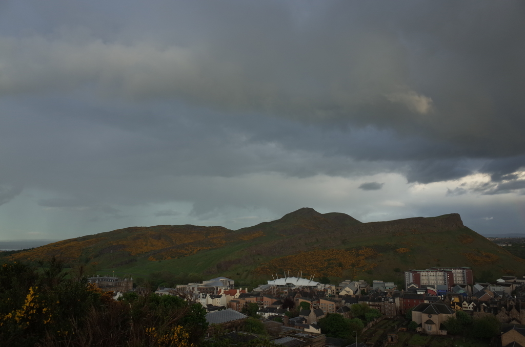 2016/05/21_カールトン・ヒルからソールズベリー・クラッグスを望む