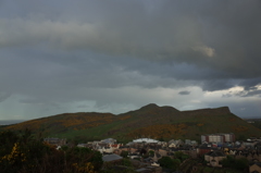 2016/05/21_カールトン・ヒルからソールズベリー・クラッグスを望む