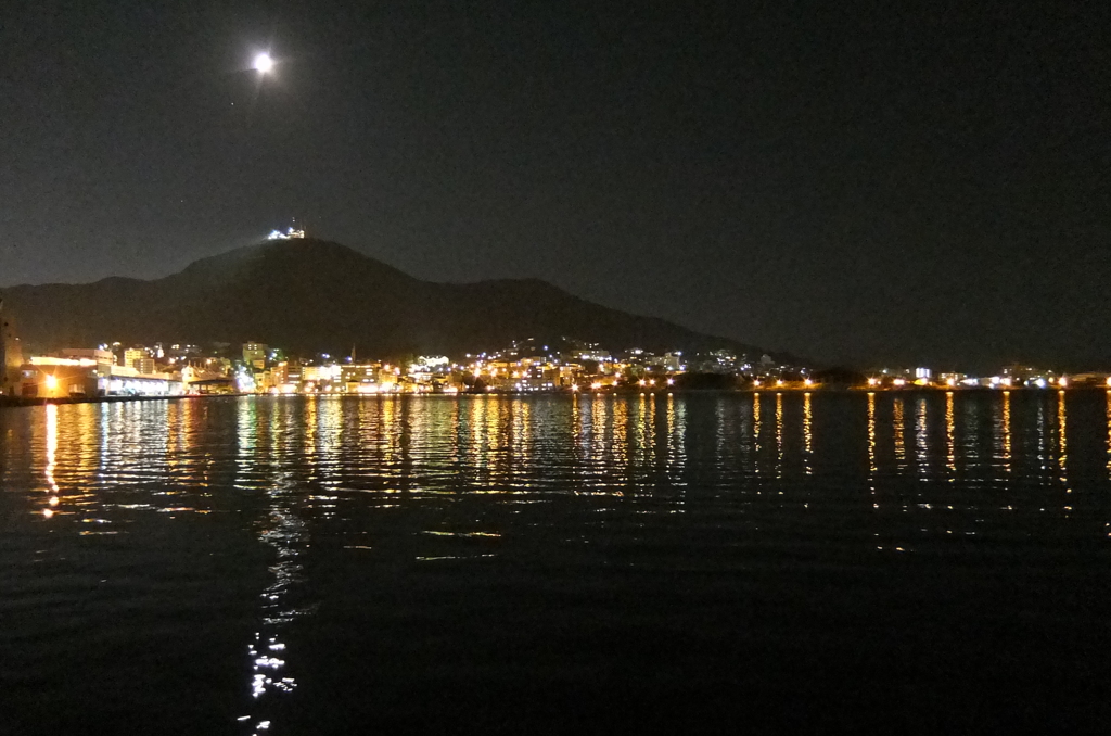 2016/08/12_夜の函館港と函館山